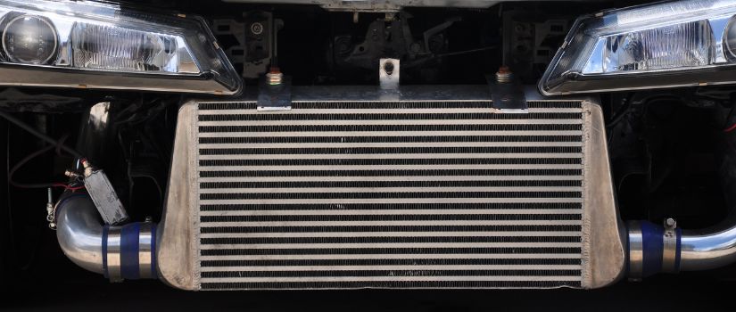 Intercooler roto en un vehículo a punto de ser desmontado