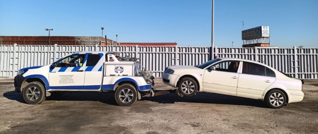Grúa de Autodesguaces de Blas recogiendo coche para llevarlo al desguace y proceder a dar de baja