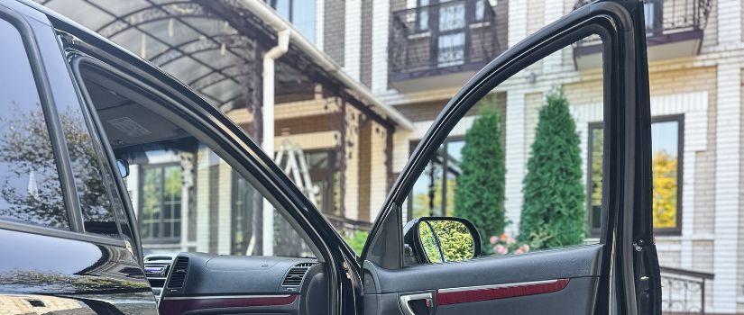 Ventanilla del coche que no sube abierta hasta abajo en la puerta derecha