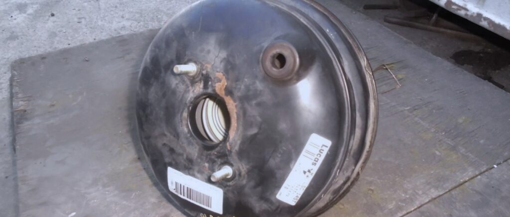 Servofreno de coche desmontado para su revisión