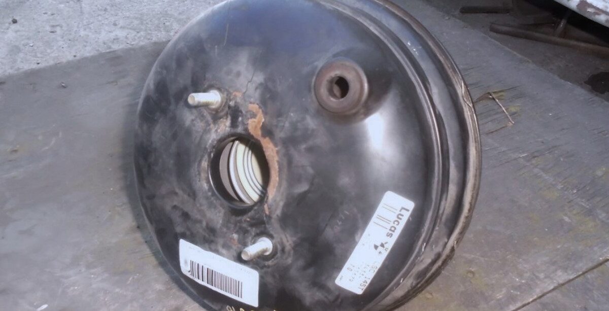 Servofreno de coche desmontado para su revisión